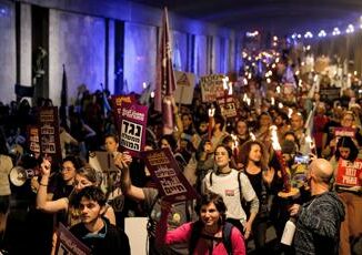 Gaza tre britannici tra i 7 operatori Wck uccisi. Manifestanti sotto casa di Netanyahu Dimissioni