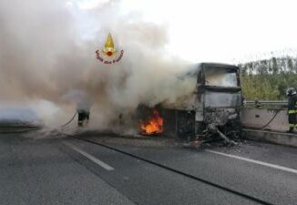 Roma bus turistico in fiamme sul Gra nube nera e traffico in tilt