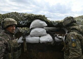 Ucraina Zelensky ha bisogno di rinforzi al fronte stretta sugli ucraini allestero