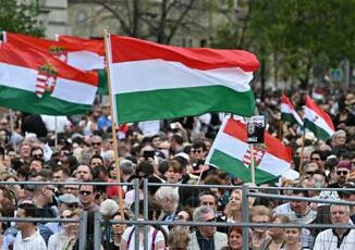 Ungheria decine di migliaia in piazza contro il governo Orban