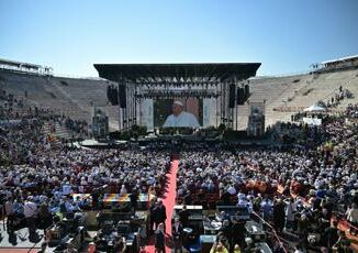 Amadeus lultima diretta Rai da Verona per il Papa