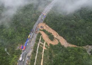 Autostrada crollata in Cina si aggrava bilancio vittime almeno 36 i morti