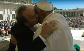 Benigni show in piazza San Pietro bacia il Papa poi invoca la pace La guerra deve finire