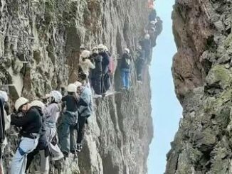 Bloccati in fila sulla parete a strapiombo ore di paura per decine di turisti Video