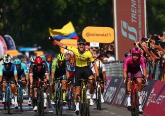 Giro dItalia Kooij vince la nona tappa e Pogacar sempre in maglia rosa