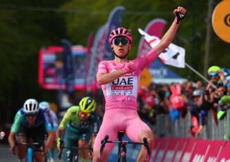 Giro dItalia Pogacar vince in volata ottava tappa ed e sempre piu maglia rosa