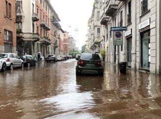 Maltempo a Milano forti piogge strade allagate Video