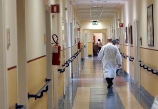 Mascherine in ospedale la circolare stop obbligo mascherine in reparti per fragili