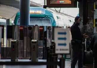 Milano lancia pietre e si scaglia contro agenti in stazione poliziotto spara e lo ferisce