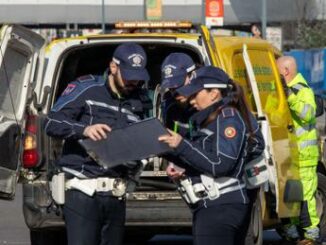 Travolto e ucciso da bus nella notte a Milano