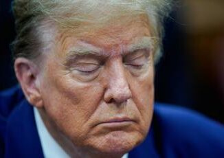 Trump Addormentato al processo No tengo occhi chiusi per ascoltare meglio