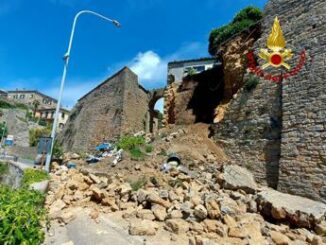 Volterra crolla parte di mura antiche un ferito