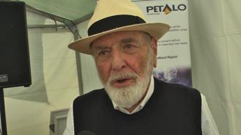 Arte a SantAlbano Stura lopera Terzo Paradiso Recycling lomaggio del maestro Pistoletto al riciclo