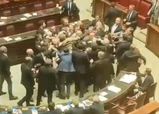 Autonomia caos alla Camera Pugni in testa a deputato M5S Donno