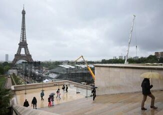 Bare sotto Torre Eiffel per i soldati francesi in Ucraina sospetti 007 su Russia