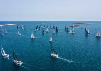 Brindisi tra onde e nodi con la Brindisi Corfu e il Campionato italiano di vela