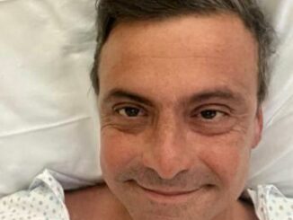 Carlo Calenda operato selfie dal letto dospedale Affettato ma tutto bene