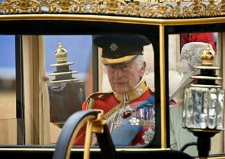 Carlo gioioso ma anche cupo al Trooping the Colour lanalisi dellesperto