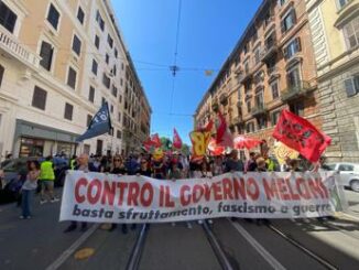 Corteo a Roma contro il governo bandiere rosse e della Palestina a piazza Vittorio