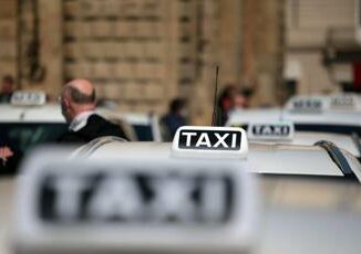 Dimentica pc su taxi a Roma tassista chiede il riscatto