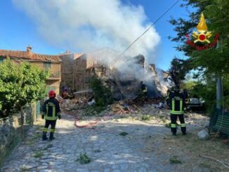 Esplosione e crollo di una palazzina a Terni soccorsa una donna