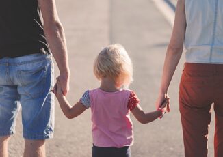 Figli coppie gay. Pro Vita Famiglia Consulta difenda diritto dei figli a una madre e un padre. Basta imporre Agenda LGBT nei Tribunali