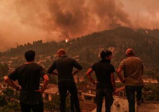 Grecia incendi in tutto il Paese dichiarato stato di massima allerta