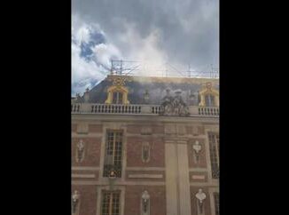 Incendio alla reggia di Versailles densa colonna di fumo e turisti evacuati Video