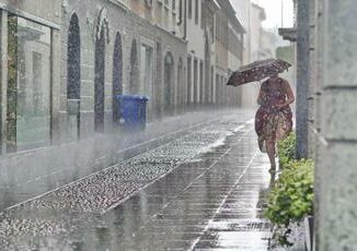 Maltempo in Toscana nubifragi a Castelfiorentino e Pitigliano fulmine su Basilica nel Pisano