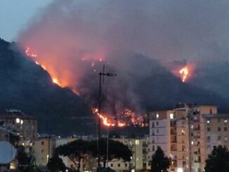 Napoli incendio ai Camaldoli Canadair in azione e cenere in tutta la citta Video