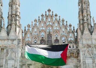 Nuovo blitz di Apuzzo srotola bandiera della Palestina sul Duomo di Milano