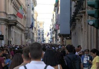 Roma stop artisti di strada in via del Corso e via Condotti pedonale nel 2025