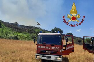 Roma vasto incendio a Campagnano vigili del fuoco in azione