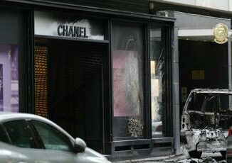 Spettacolare furto nel cuore di Parigi svaligiato negozio Chanel