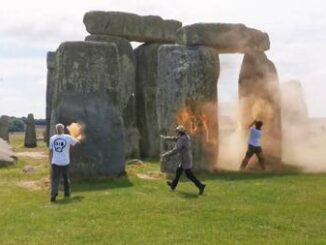 Stonehenge blitz degli attivisti e vernice sulle pietre Video