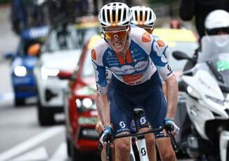 Tour de France Bardet vince la prima tappa e conquista la maglia gialla