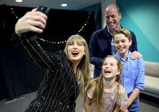 William si scatena con Taylor Swift il principe con i figli al concerto di Londra