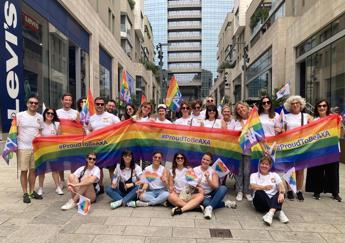 AXA Italia sostiene Milano Pride per il terzo anno consecutivo con una delegazione di oltre 100 collaboratori uniti in un gesto simbolico per dire si allinclusione e alla diversita