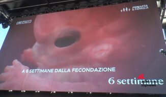 Aborto Pro Vita Famiglia maxi proiezione in piazza a Roma di Baby Olivia