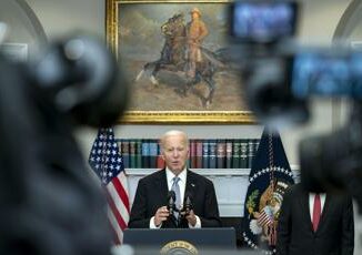 Biden e i dubbi sulla salute lamico dem Moulton Non mi ha riconosciuto