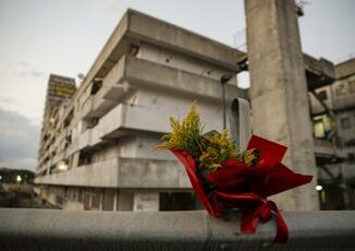 Crollo di Scampia oggi i funerali delle vittime. Arcivescovo Napoli Tragedia che va oltre le macerie