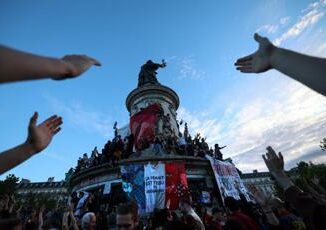 Elezioni Francia scontri a Parigi tra polizia e estremisti sinistra