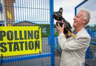 Elezioni Regno Unito si al seggio da ubriachi e con i cani no ai selfie tutte le regole del voto