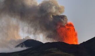 Etna in eruzione fontane di lava e nube di cenere voli ridotti a Catania