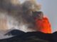 Etna nube vulcanica altissima da cratere Voragine cenere in direzione sudest