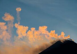 Etna nube vulcanica da cratere alta 45 chilometri