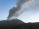 Etna vulcano oggi attivo nube di cenere da cratere Voragine