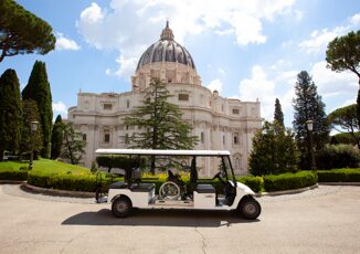 Exelentia consegna in Vaticano prima navetta elettrica 8 posti per mobilita ridotta