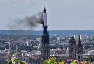 Francia vasto incendio nella cattedrale di Rouen