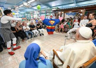 Papa a sorpresa a Ostia tra i circensi Grazie per essere portatori di sorrisi e di gioia